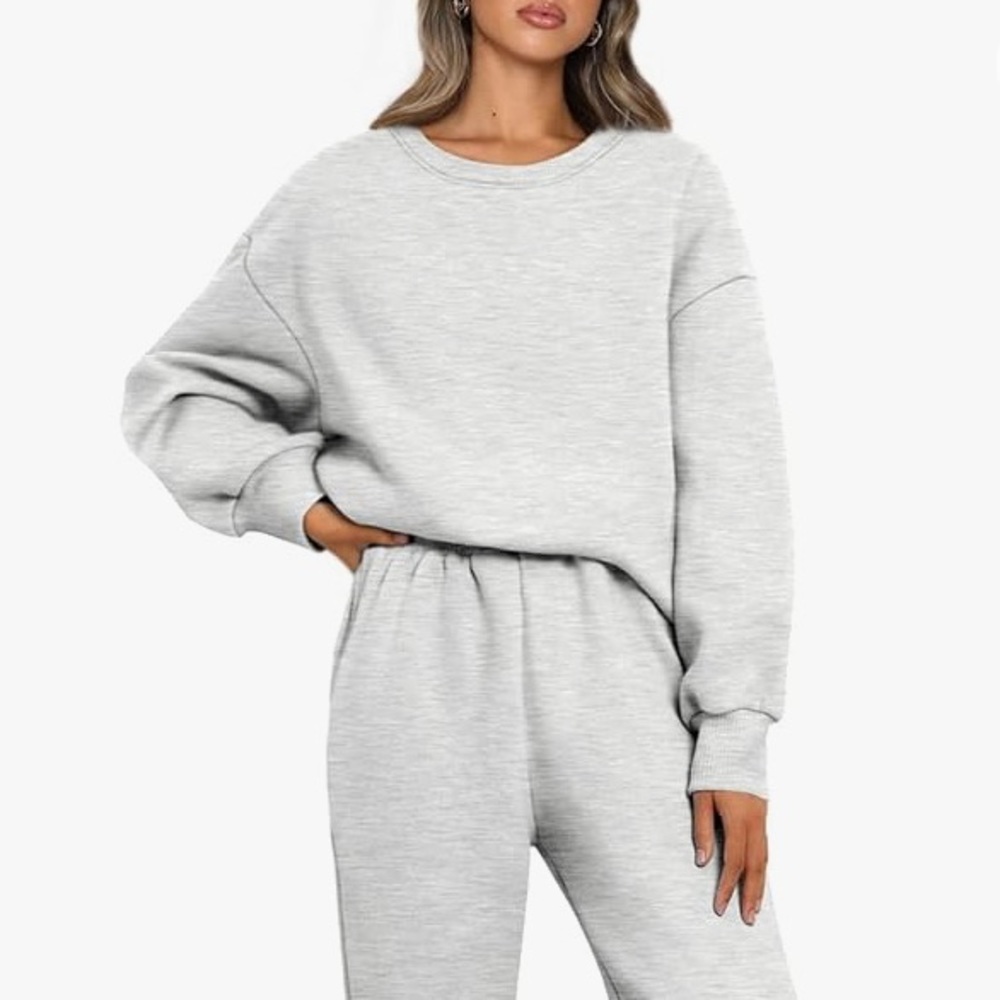 Light grey women’s sweatshirt and sweatpants set excellent condition